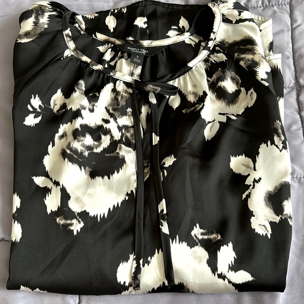 Brand new Simply Vera Wang blouse